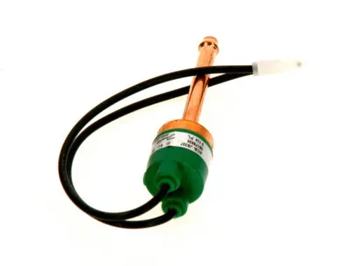 Bosch Druckschalter mit einer Kupferleitung und zwei elektrischen Anschlüssen. Schwarz-grüner Korpus mit weißen Markierungen. Ideal für Hochdruckanwendungen.